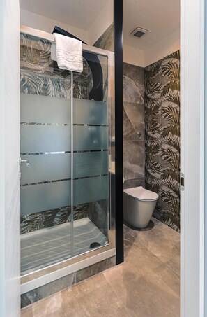 Deluxe Double or Twin Room, City View | Bathroom | Shower, hydromassage showerhead, hair dryer, slippers - Vatican LeM affittacamere (Rome)