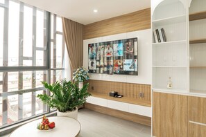 En 60-tommers LED-TV med digitale kanaler samt PC-skjermer og printere