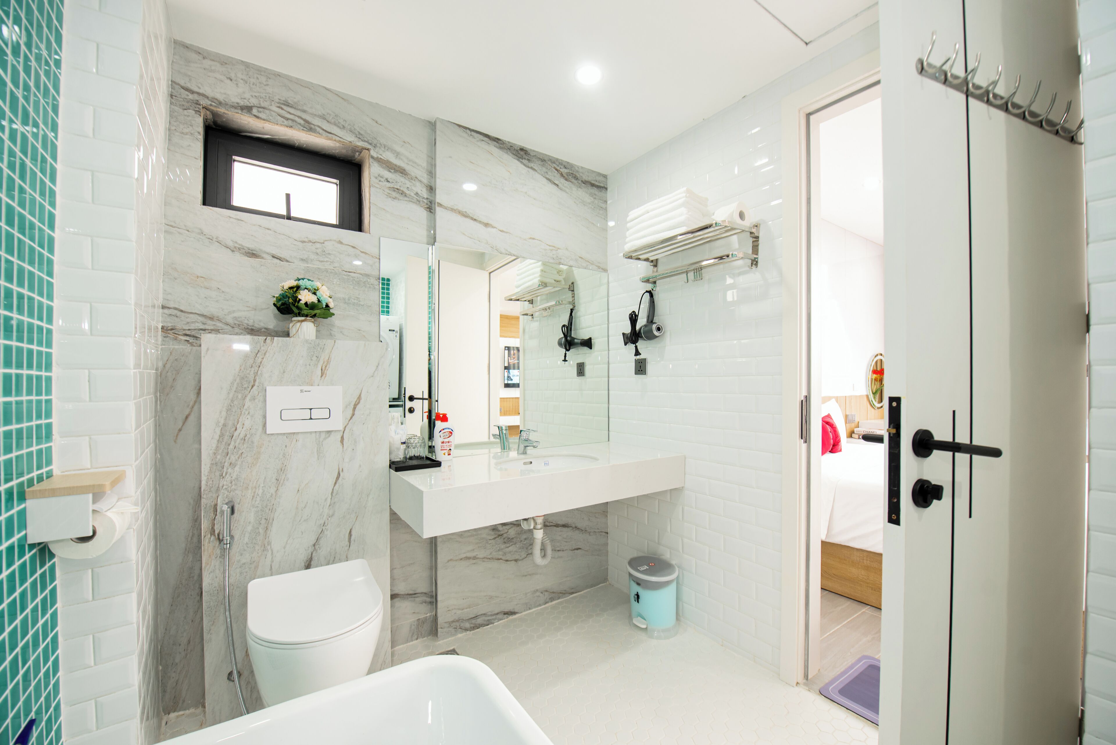 Ein modernes Badezimmer mit einem мраморной Waschbecken, einer Toilette und einer Badewanne.