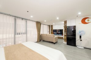 Escritorio, espacio para trabajar con laptop y cortinas blackout 