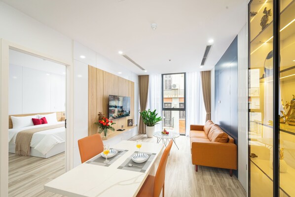 En 60-tommers LED-TV med digitale kanaler samt PC-skjermer og printere