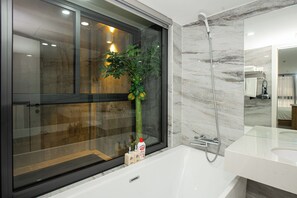Elite Apartment | Bilik Mandi | Tab mandi dan pancuran berasingan, hulu semburan hidrourut 