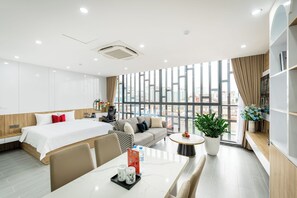 En 60-tommers LED-TV med digitale kanaler samt PC-skjermer og printere