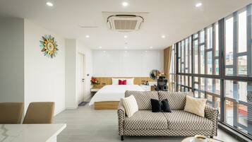 Escritorio, espacio para trabajar con un portátil, cortinas opacas