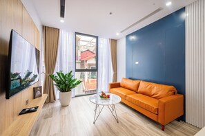 En 60-tommers LED-TV med digitale kanaler samt PC-skjermer og printere