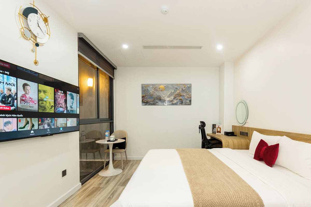 Escritorio, espacio para trabajar con laptop y cortinas blackout