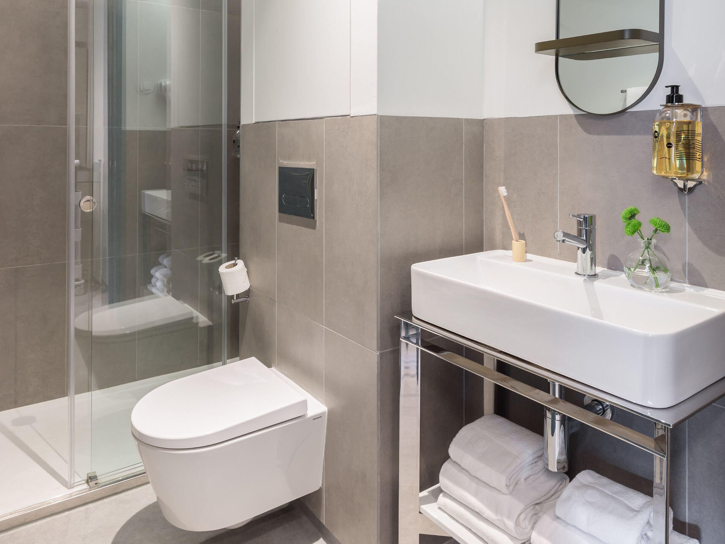 Studio | Salle de bain | Douche, douche à « effet pluie », articles de toilette écologiques