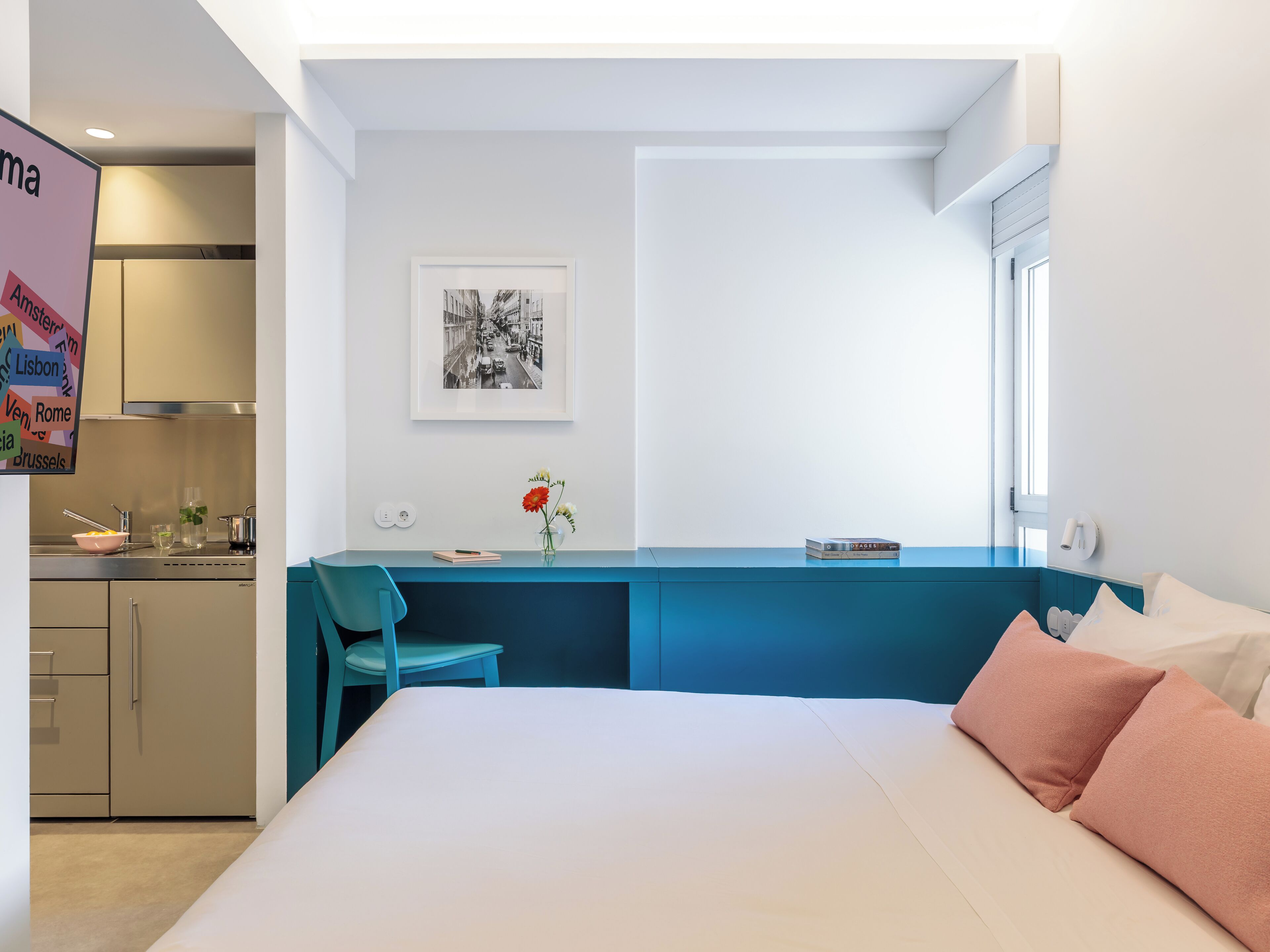 Studio | Sengetøy av topp kvalitet, safe på rommet og blendingsgardiner