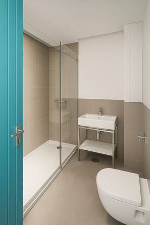 Een douche, een haardroger, handdoeken, zeep