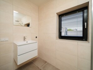 Bathroom - Stay in comfort in this modern, recently built holiday home with a beautiful view of the water from (Oude-Tonge)