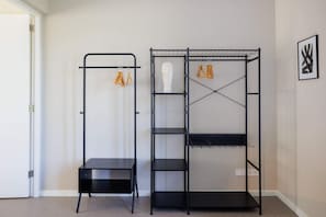 Interior - Stay in comfort in this modern, recently built holiday home with a beautiful view of the water from (Oude-Tonge)