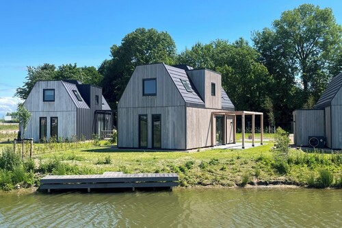 Stay in complete comfort in this modern, recently built holiday home with beautiful views of the wat