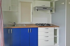 Classic Mobile Home, 2 Bedrooms | Private kitchen | Fridge, oven - Mobile Home in Sarzana With Terrace (Sarzana)