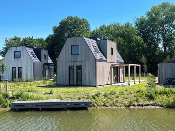 Exterior - Stay in comfort in this modern, recently built holiday home with a beautiful view of the water from (Oude-Tonge)