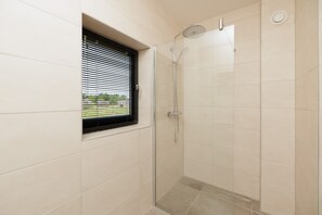 Bathroom - Stay in comfort in this modern, recently built holiday home with a beautiful view of the water from (Oude-Tonge)