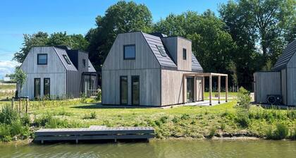 Stay in complete comfort in this modern, recently built holiday home with beautiful views of the wat
