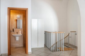 Apartment, 1 Schlafzimmer | Badezimmer | Haartrockner, Bidet, Handtücher, Seife