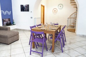 Apartment, 1 Schlafzimmer | Wohnbereich | 30-Zoll-Fernseher mit Satellitenempfang