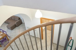 Appartement, 1 chambre | Coin séjour | Télévision de 30 pouces avec chaînes par satellite