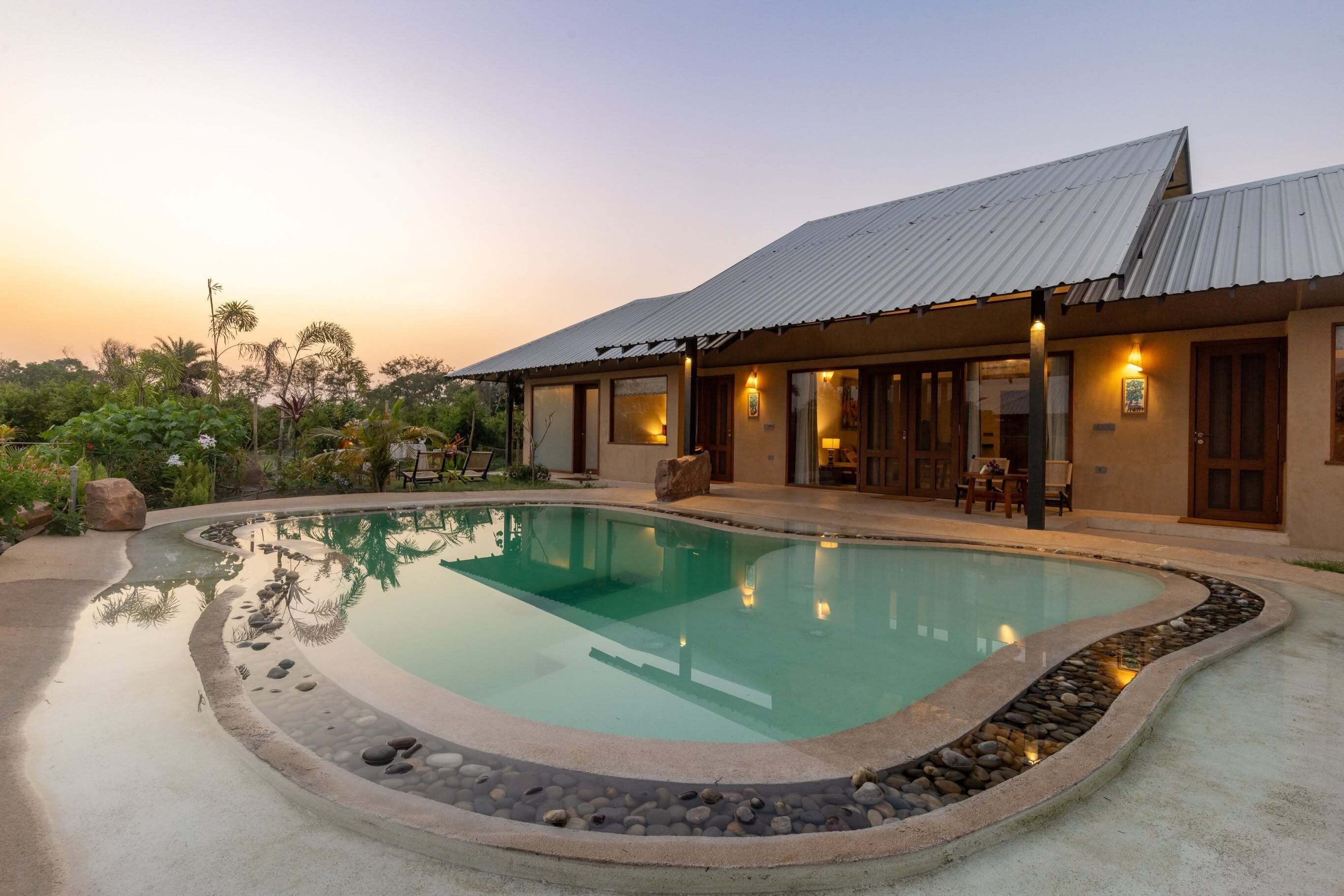 Una casa con piscina, un patio cubierto y vistas del paisaje circundante.