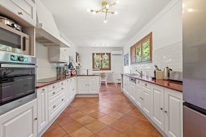 Micro-ondes, four, plaque de cuisson, lave-vaisselle