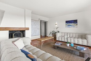 Smart-TV, Kamin, Bücher, Stereoanlage