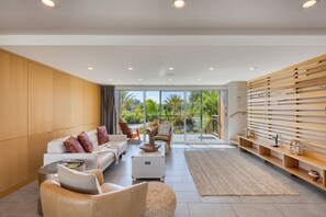 Smart-tv, een open haard, een tafeltennistafel en een stereo