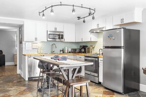 Køleskab, mikrobølgeovn, ovn, kogeplade