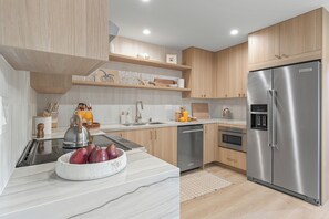 冷蔵庫、電子レンジ、オーブン、コンロ