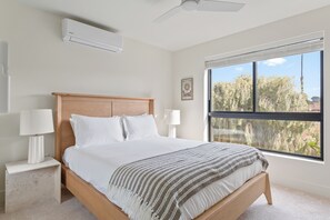 5 室のベッドルーム、デスク、アイロン / アイロン台、旅行用ベビーベッド