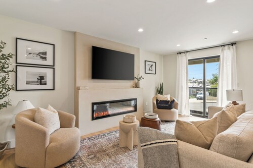Modern 5BDR, Mins to Sunset Cliffs & Ocean Beach | Point View Luxe by AvantStay