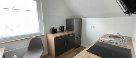 Frigorifero, forno, piano cottura, bollitore elettrico