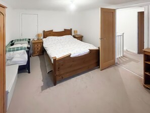 3 bedrooms, free WiFi - The Cottage is great for families and friends. (Isle of Lewis)