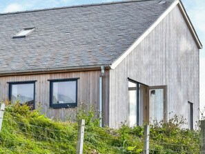 Exterior - The Cottage is great for families and friends. (Isle of Lewis)