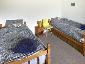 3 bedrooms, free WiFi - The Cottage is great for families and friends. (Isle of Lewis)