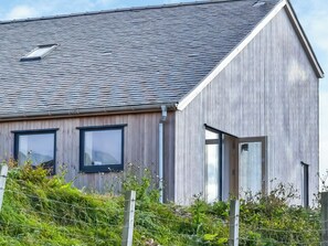 Exterior - The Cottage is great for families and friends. (Isle of Lewis)