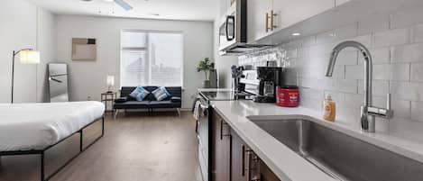 Tabla de planchar con plancha, wifi, ropa de cama