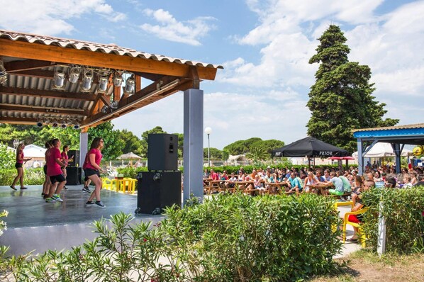 Classic Mobile Home, 3 Bedrooms | Outdoor dining