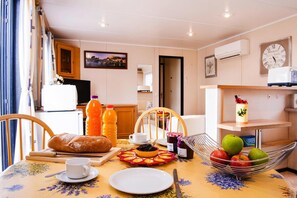 Living room - Mobile Home With Terrace at Domaine Les Muriers, Vendres-plage (Vendres)