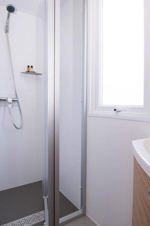 Classic Mobile Home, 3 Bedrooms | Bathroom