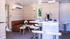 Mobile Comfort-Unterkunft, 3 Schlafzimmer | Wohnzimmer