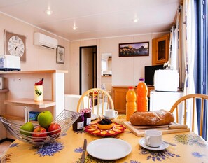 Luxury Mobile Home, 3 Bedrooms | Dining