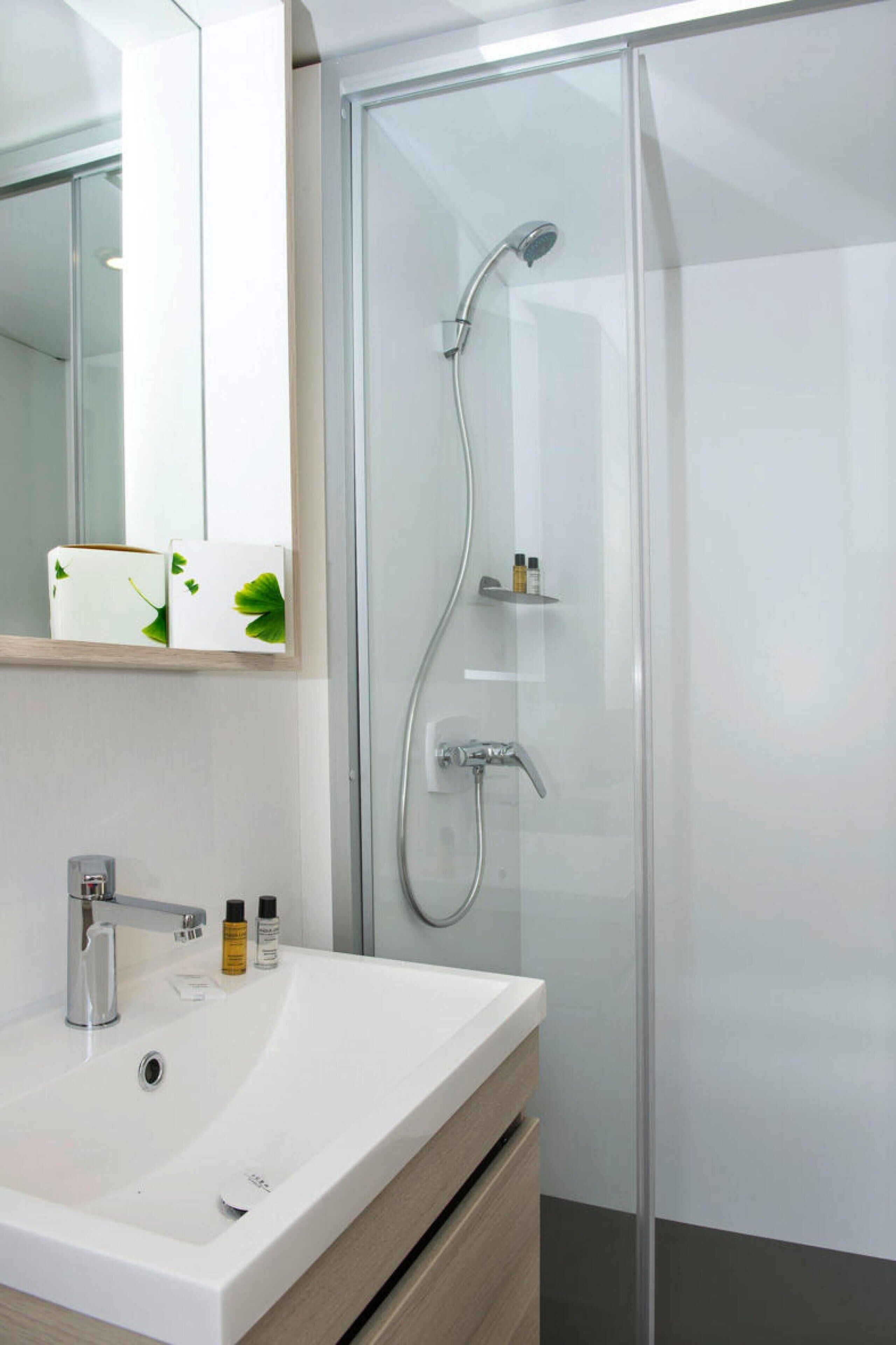 Comfort Mobile Home, 3 Bedrooms | Bathroom | Shower