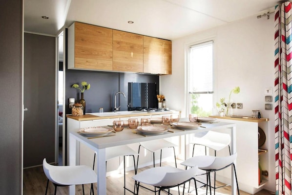 Deluxe Mobile Home, 3 Bedrooms | Private kitchen - Mobile Home in Bessan With Terrace (Bessan)
