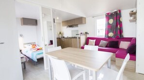 Comfort stacaravan, 4 slaapkamers | Woonkamer