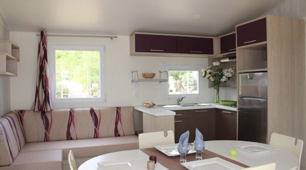 Deluxe Mobile Home, 3 Bedrooms | Living room - Mobile Home in Bessan With Terrace (Bessan)