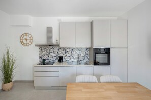 Fridge, oven, stovetop, dishwasher