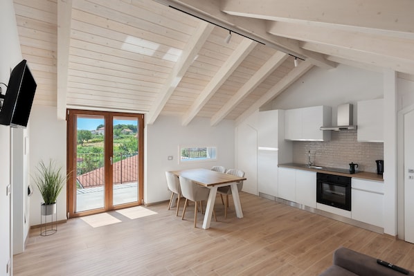 Fridge, oven, stovetop, dishwasher