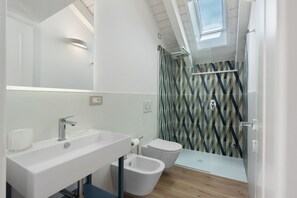 Shower, hair dryer, towels - Suite Le Orchidee with Mountain View, Wi-Fi and Air Conditioning (Agerola)