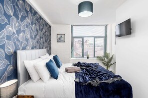 2 bedrooms, desk, iron/ironing board, WiFi